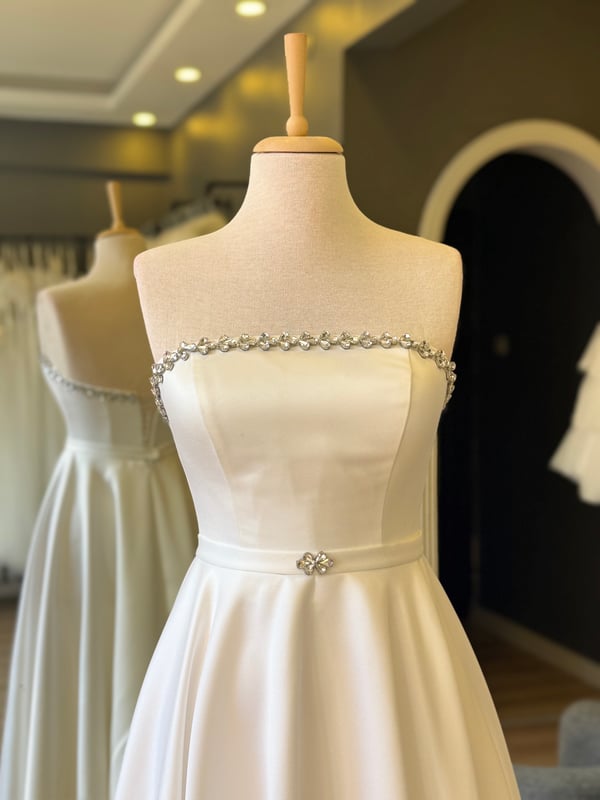 Lenta Wedding Straplez Yaka Taş Detaylı Beyaz Midi Boy Saten Gece ve Nikah Elbisesi