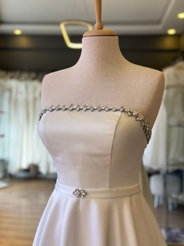 Lenta Wedding Straplez Yaka Taş Detaylı Beyaz Midi Boy Saten Gece ve Nikah Elbisesi