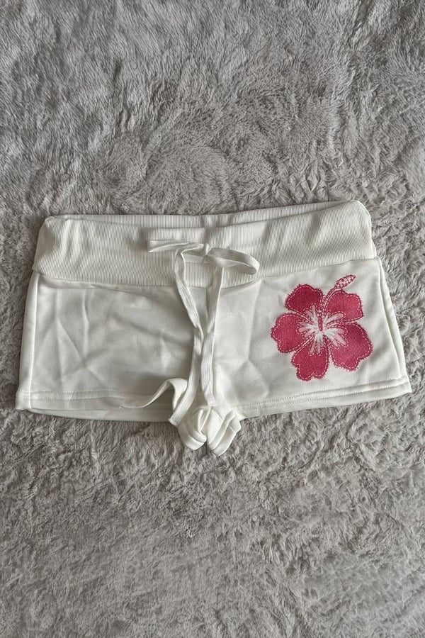 Beyaz Pembe Hibiskus Çiçeği İpli Y2K Mini Şort