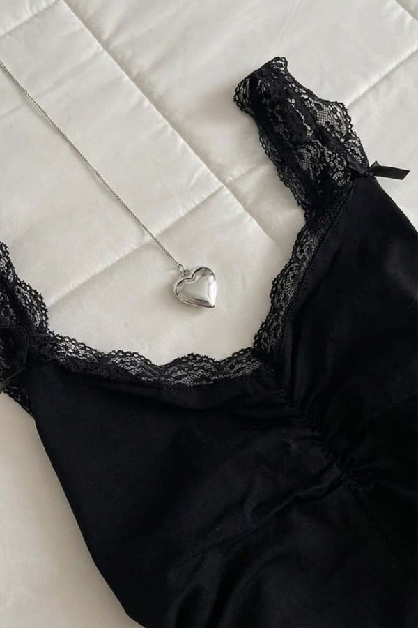 Coquette Style Dantel Detaylı Mini Fiyonklu Askılı Body