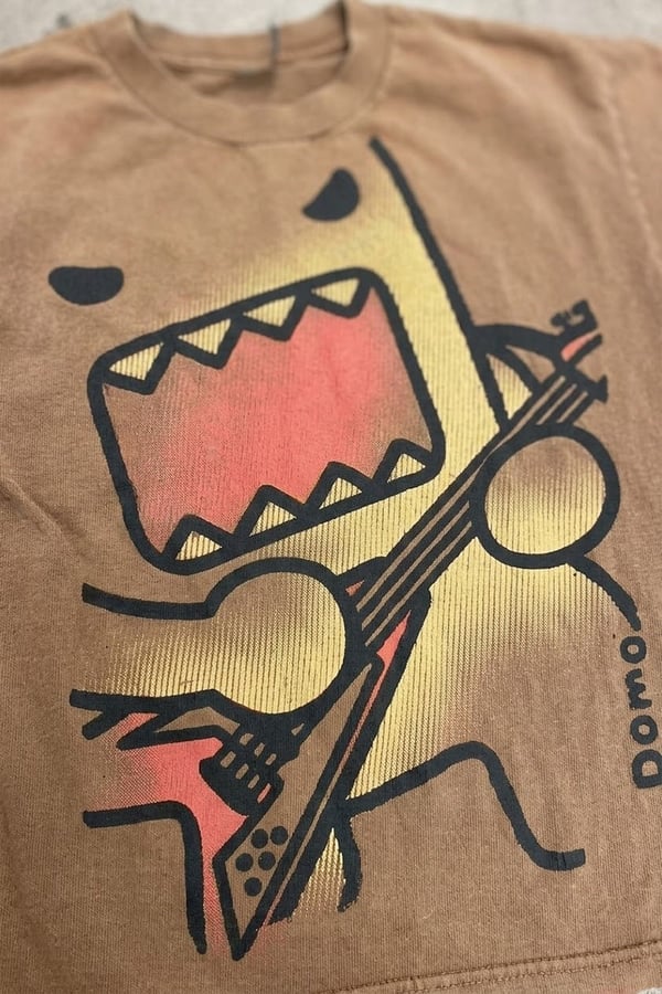 Domo-Kun Guitar Y2K Kahverengi T-Shirt