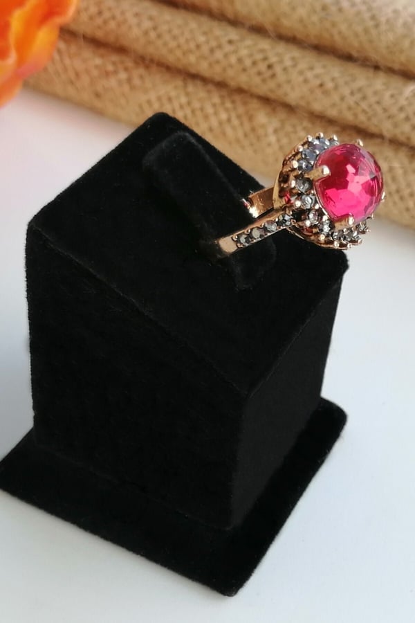 Pembe Taşlı Çiçek Yüzük