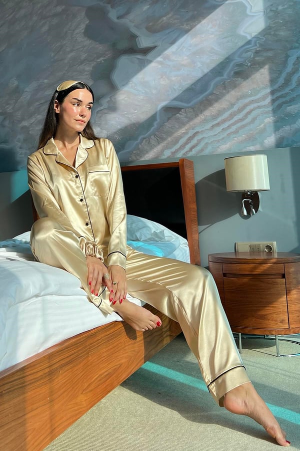 5li-bustiyerli-biyeli-tas-saten-pijama--a31a-.jpeg