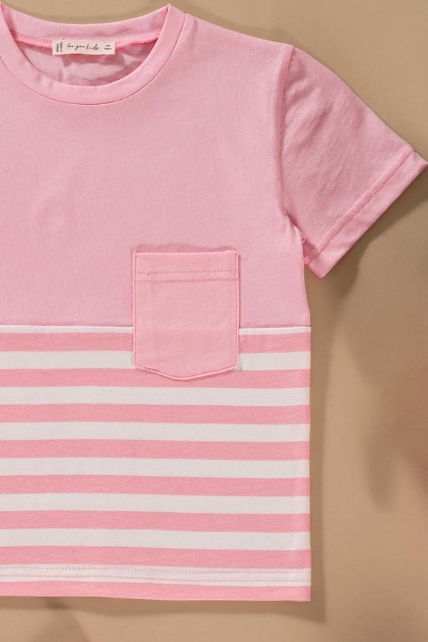 cizgili-garnili-cepli-pembe-tshirt-sor-d59f86.jpg