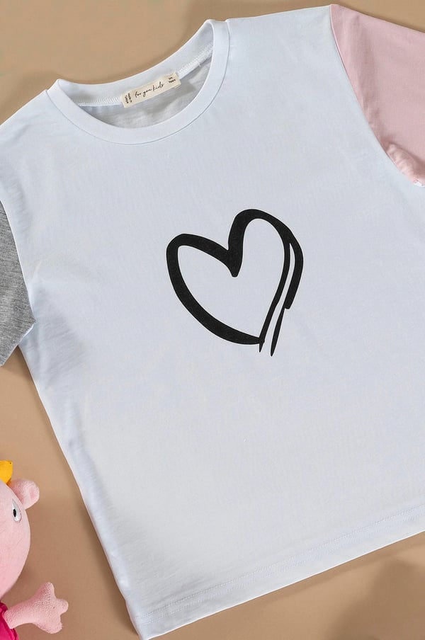 kalp-baskili-gri-tshirt-sort-takim-931b91.jpg