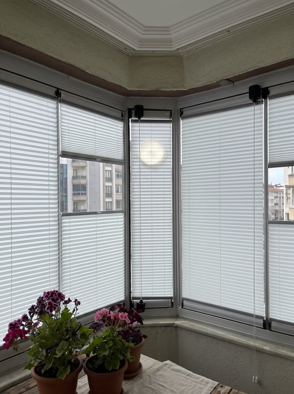 Perla Serisi Plise Perde  Perla Serisi Özel Ölçü Beyaz Plise Perde - Cam Balkon ve Pencere Uyumlu