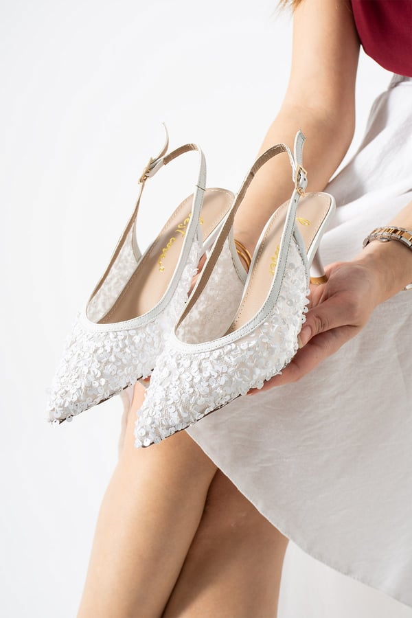 ARIYA Kadın Beyaz Sivri Burun Slingback Pul Payet Detaylı İnce Topuklu Ayakkabı