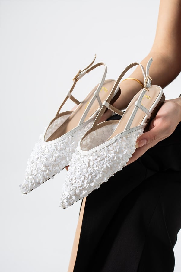 LERINA Kadın Beyaz Sivri Burun Slingback Pul Payet Detaylı Düz Taban Babet Ayakkabı