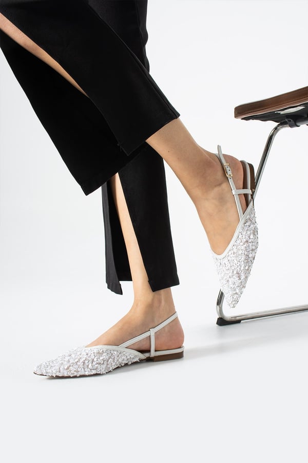 LERINA Kadın Beyaz Sivri Burun Slingback Pul Payet Detaylı Düz Taban Babet Ayakkabı
