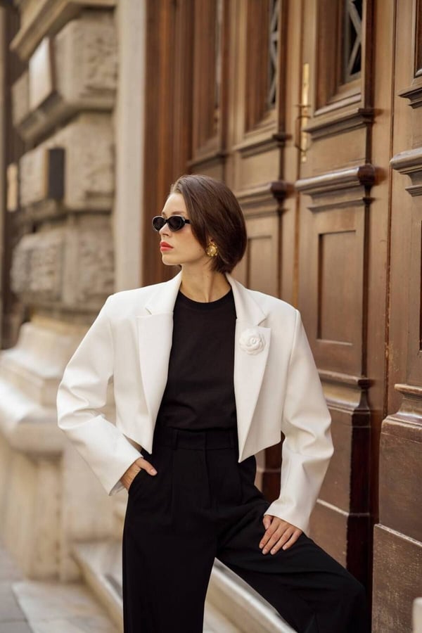 Kadın Beyaz Vatka Detaylı  Crop Blazer Ceket