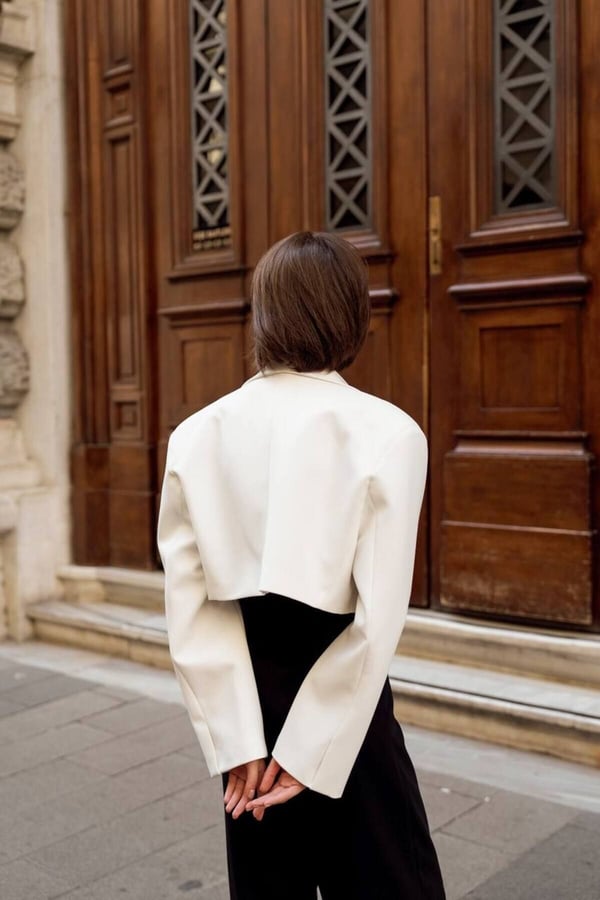 Kadın Beyaz Vatka Detaylı  Crop Blazer Ceket