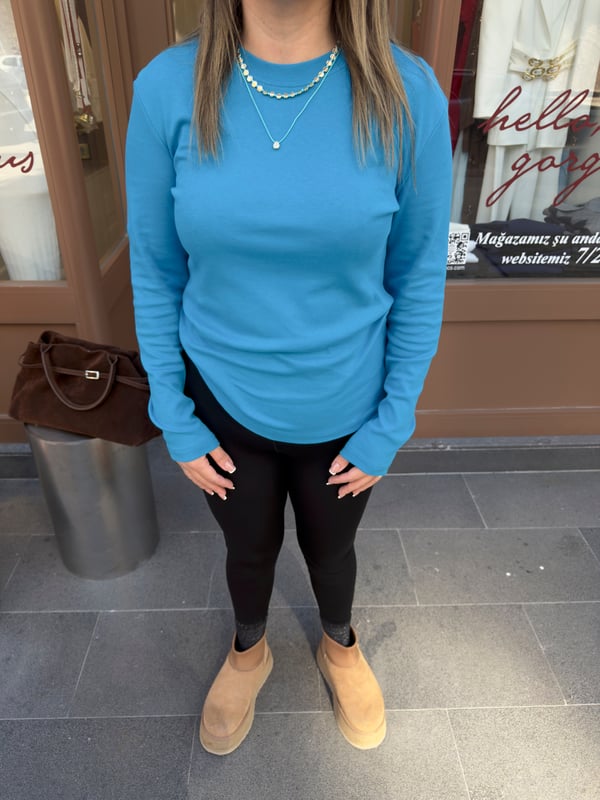 COS etiketli basic mavi tshirt