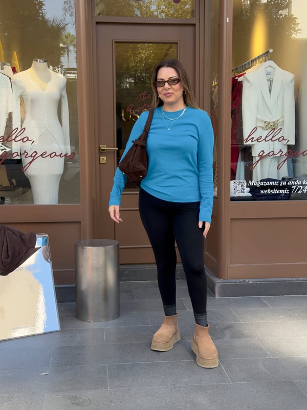 COS etiketli basic mavi tshirt