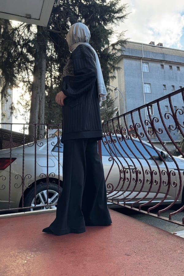 GHİSA GÖĞÜS HİZASI TAŞ DETAYLI PIRLANTA DÜĞMELİ DİKEY ÇİZGİLİ CEKET