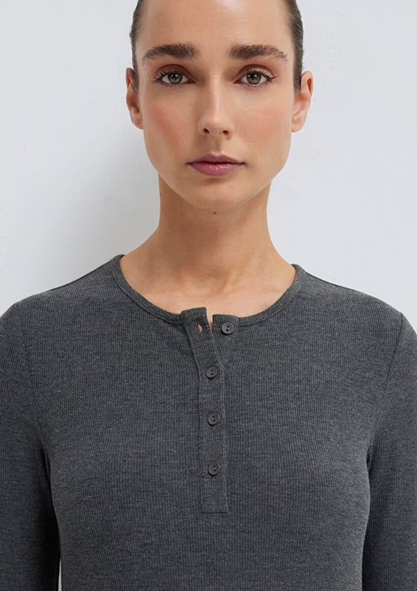 Mavi YARiM DugMELi BASiC Koyu Gri Melanj Gri Kadın T-Shirt