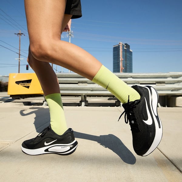 Nike W NIKE JOURNEY RUN Siyah Kadın Koşu Ayakkabısı