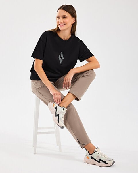 Skechers W Graphic Tee Loose Fit T-Shirt Siyah Kadın T-Shirt