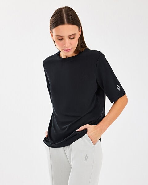 Skechers W Lounge Regular Crew Neck T-Shirt Siyah Kadın T-Shirt