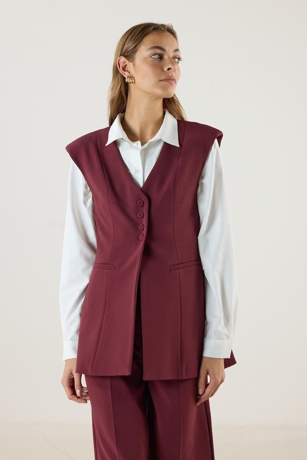 Bordo Yelek Pantolon Beyaz Gömlek Ofis Kombini
