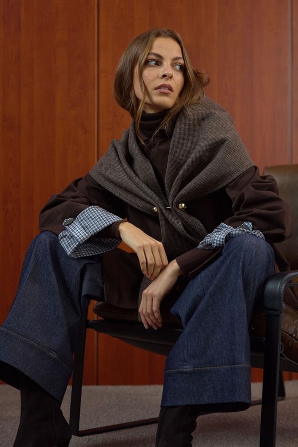 Kahverengi Atkı Trençkot Kombini