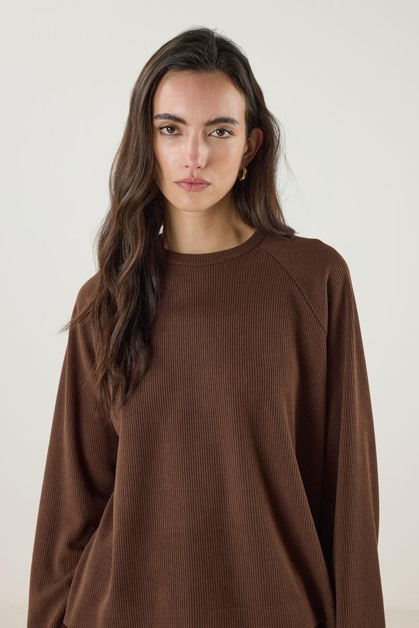 Kahverengi Atkı Trençkot Kombini