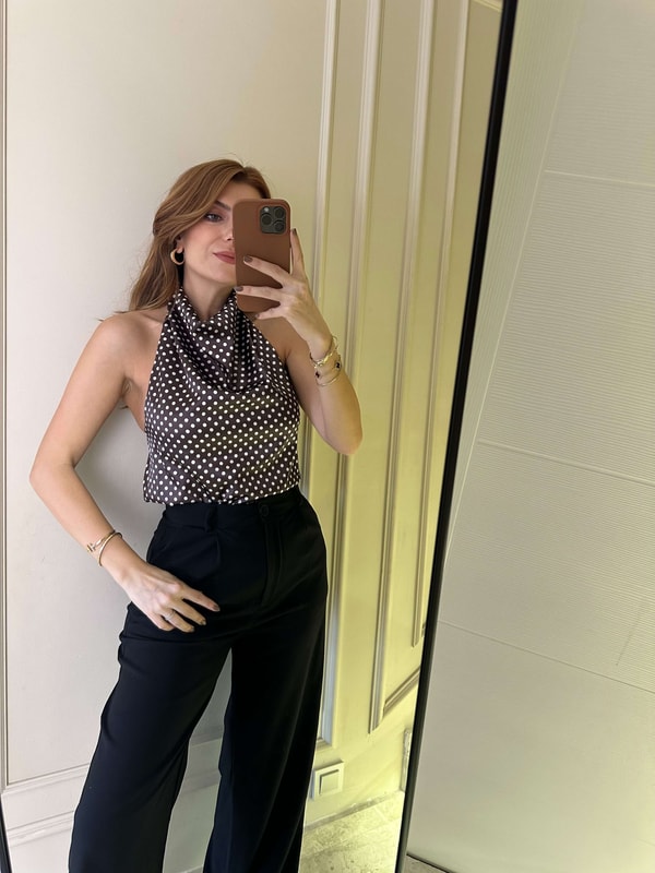 Acı Kahve Boyundan Düğmeli Puantiye Bluz
