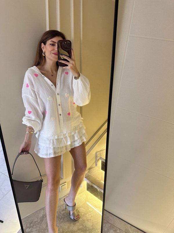 Beyaz Kalp Nakışlı Gömlek