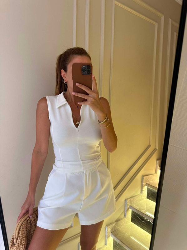 Beyaz Polo Yaka Fermuarlı Kolsuz Bluz