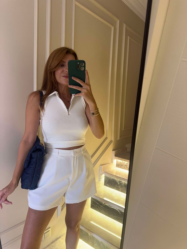Kadın Beyaz Yarım Fermuarlı Polo Yaka Bluz