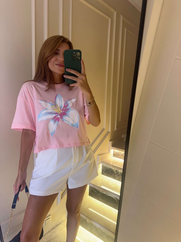 Kadın Pembe Çiçek Baskılı Kısa Kol Tişört