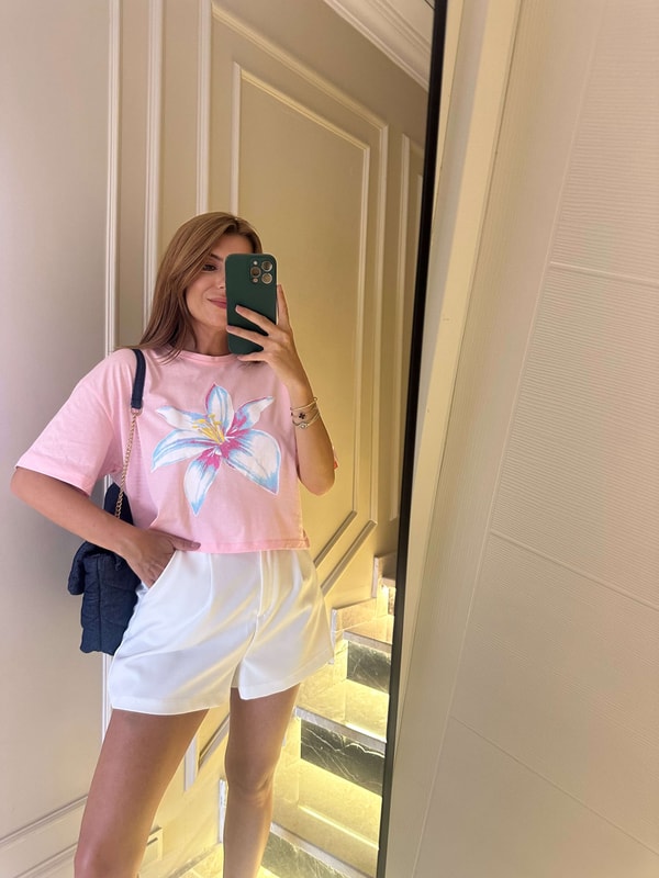 Kadın Pembe Çiçek Baskılı Kısa Kol Tişört