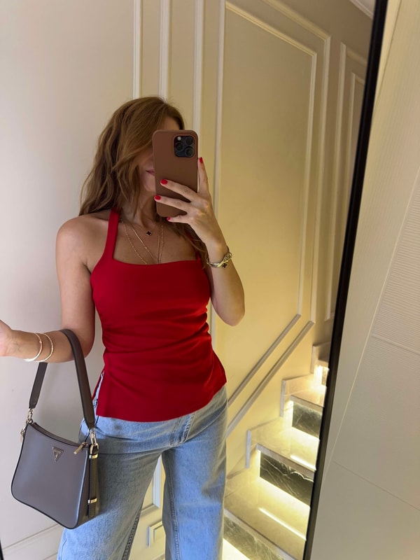 Kırmızı Yan Yırtmaçlı Boyundan Geçmeli Bluz