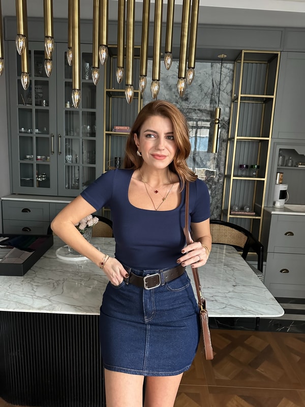 Lacivert Kare Yaka Kısa Kol Bluz