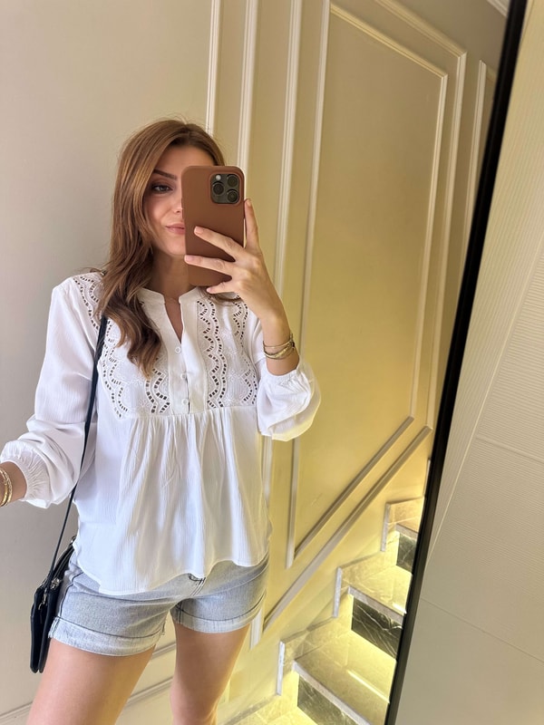Ön Güpür Detay Düğmeli Bluz