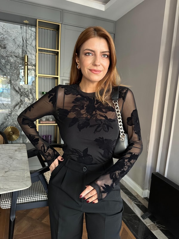 Siyah Kadife Detay Tül Bluz