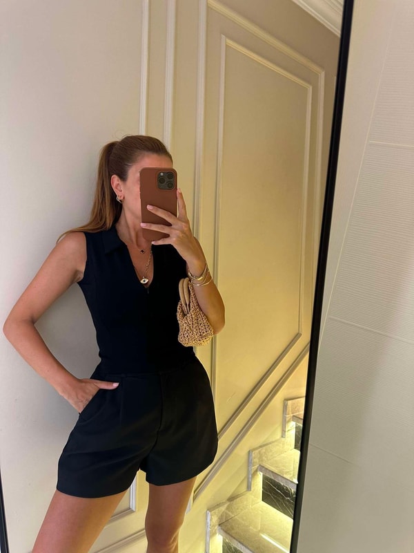 Siyah Polo Yaka Fermuarlı Kolsuz Bluz