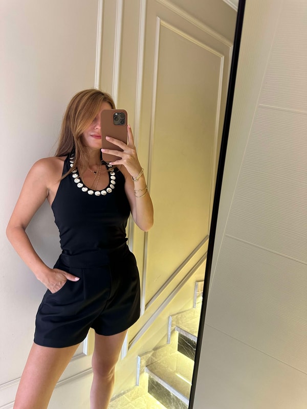 Siyah Pullu Boyundan Geçmeli Crop Bluz