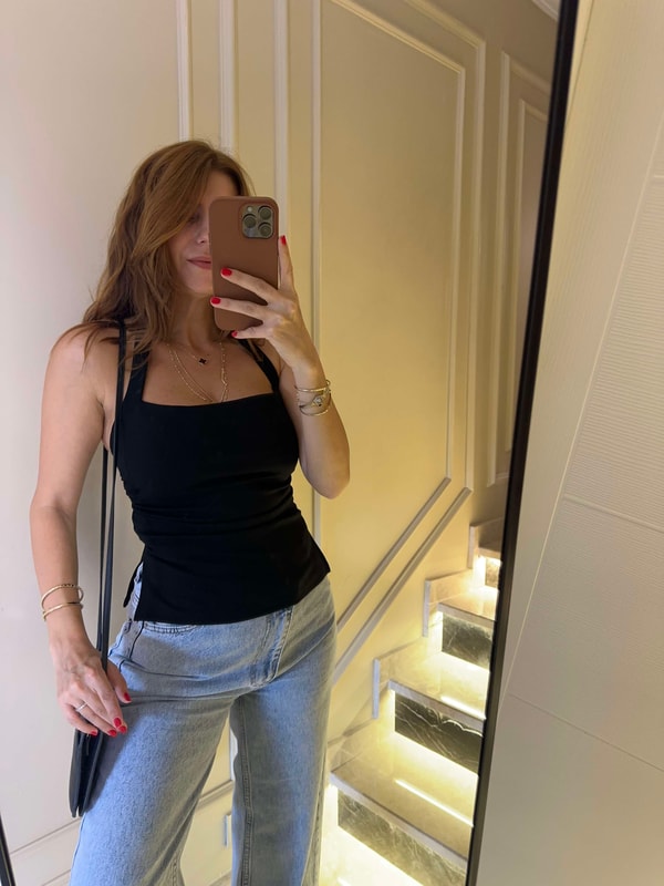 Siyah Yan Yırtmaçlı Boyundan Geçmeli Bluz