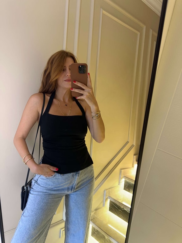 Siyah Yan Yırtmaçlı Boyundan Geçmeli Bluz