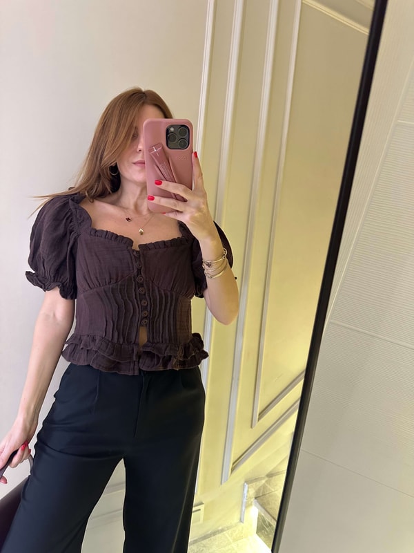 Kısa Kollu BluzAcı Kahve Müslin Düğmeli Madonna Bluz
