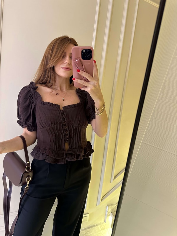 Kısa Kollu BluzAcı Kahve Müslin Düğmeli Madonna Bluz