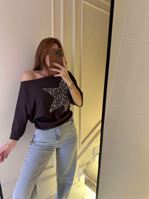 Kısa Kollu BluzAcı Kahve Yıldız Baskı Kayık Yaka Bluz