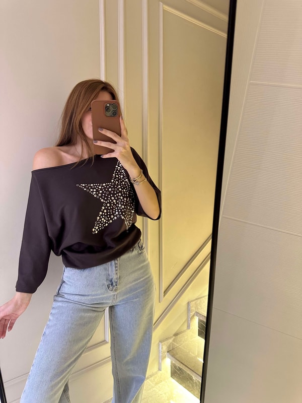 Kısa Kollu BluzAcı Kahve Yıldız Baskı Kayık Yaka Bluz