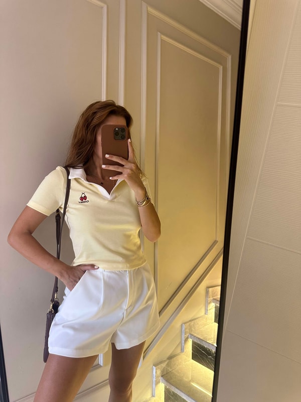 Kısa Kollu BluzAçık Sarı Kiraz Nakışlı Polo Yaka Tişört