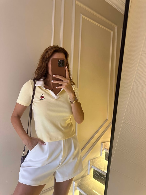 Kısa Kollu BluzAçık Sarı Kiraz Nakışlı Polo Yaka Tişört