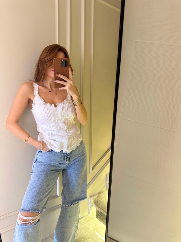 Triko BluzBeyaz Dantel Detay Düğmeli Triko Bluz