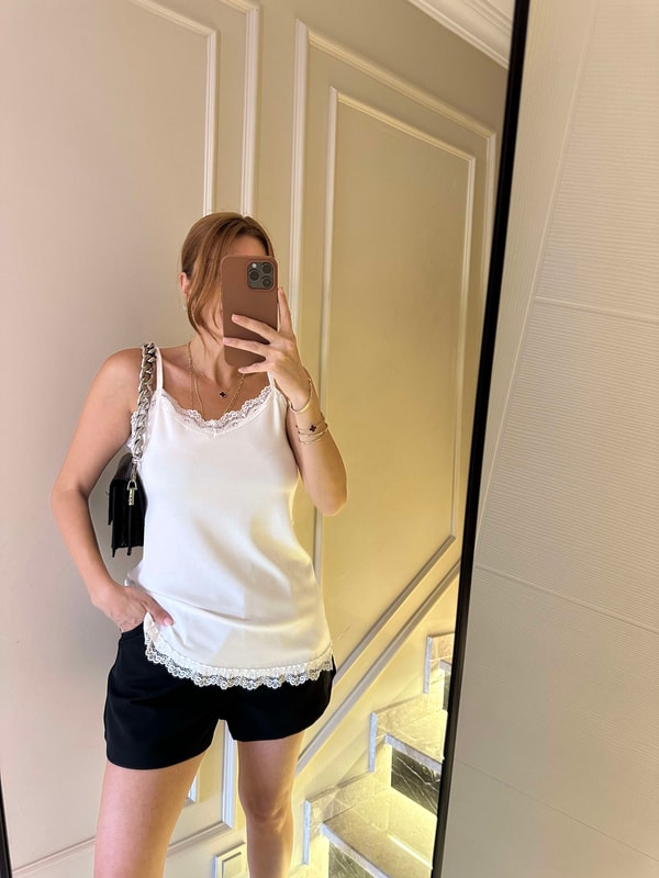 Askılı BluzBeyaz Dantelli Asimetrik Askılı Bluz