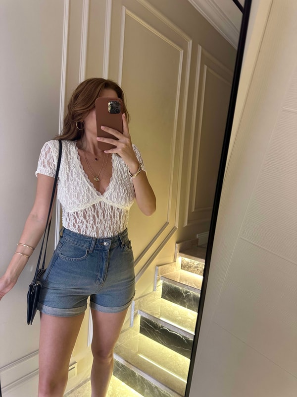 Kısa Kollu BluzBeyaz Güpürlü Bodysuit Zıbın