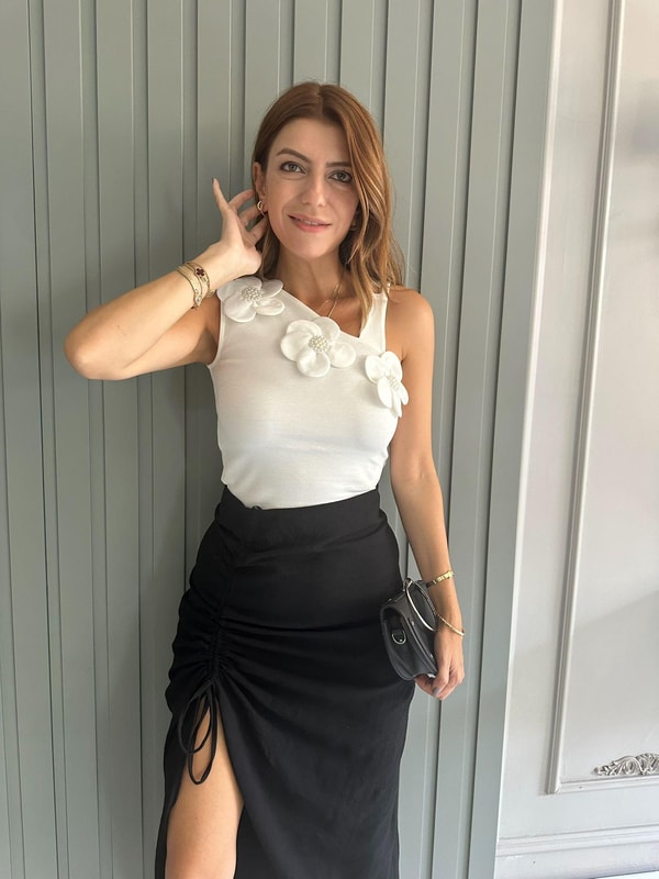 Sıfır Kol BluzBeyaz İncili Çiçek Detay Bluz
