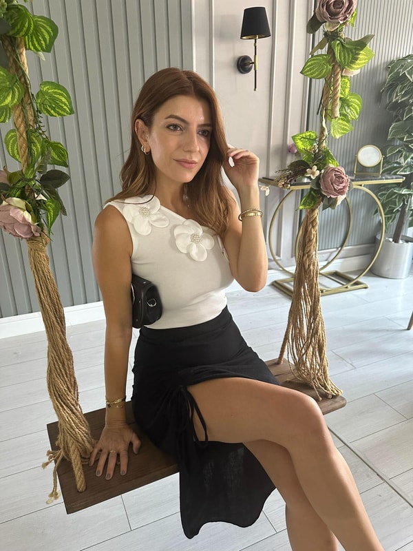 Sıfır Kol BluzBeyaz İncili Çiçek Detay Bluz